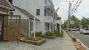 In Holtsville, Is It Better to Hire a Local Attorney vs. an Out-of-Town Lawyer?